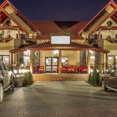Aranykakas étterem és panzió Acomodação com café da manhã Sîndominic Exterior foto