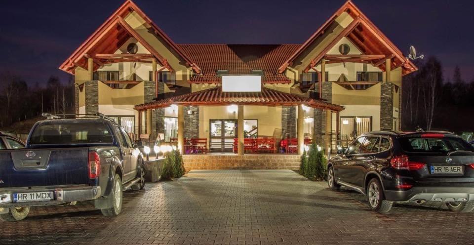 Aranykakas étterem és panzió Acomodação com café da manhã Sîndominic Exterior foto