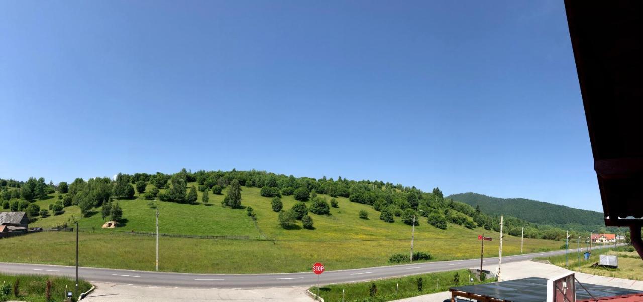 Aranykakas étterem és panzió Acomodação com café da manhã Sîndominic Exterior foto