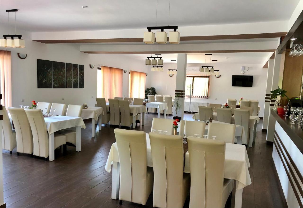 Aranykakas étterem és panzió Acomodação com café da manhã Sîndominic Exterior foto