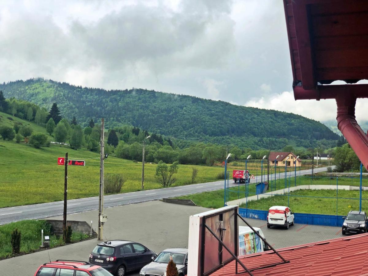 Aranykakas étterem és panzió Acomodação com café da manhã Sîndominic Exterior foto