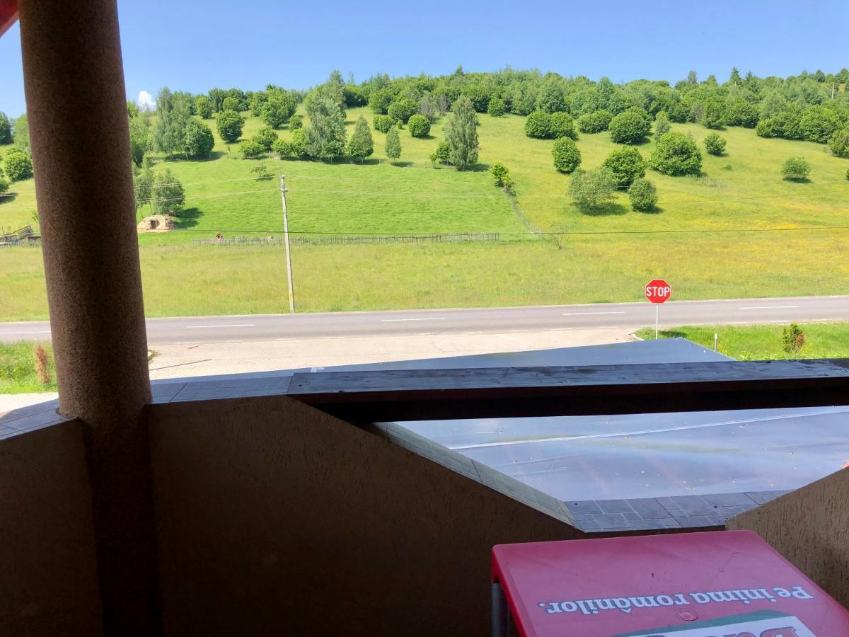 Aranykakas étterem és panzió Acomodação com café da manhã Sîndominic Exterior foto