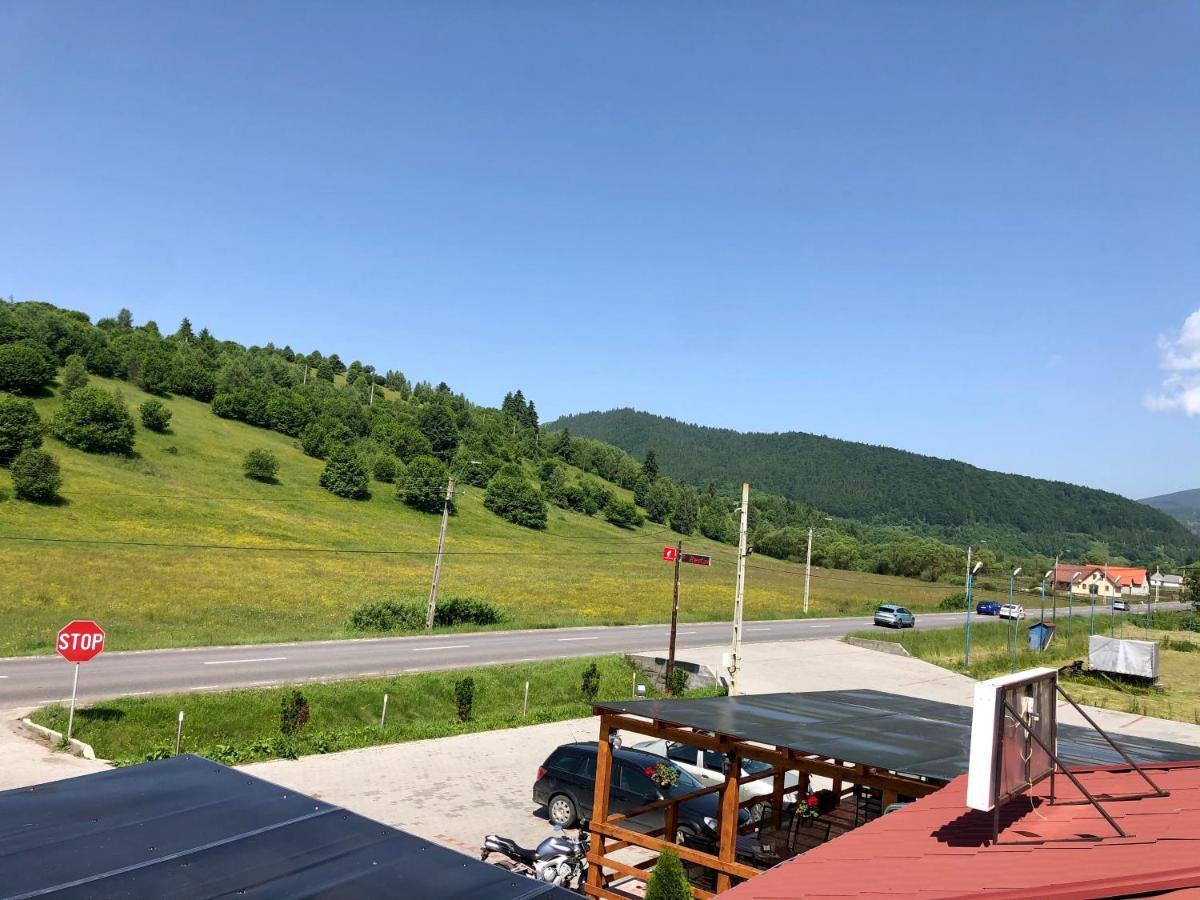 Aranykakas étterem és panzió Acomodação com café da manhã Sîndominic Exterior foto