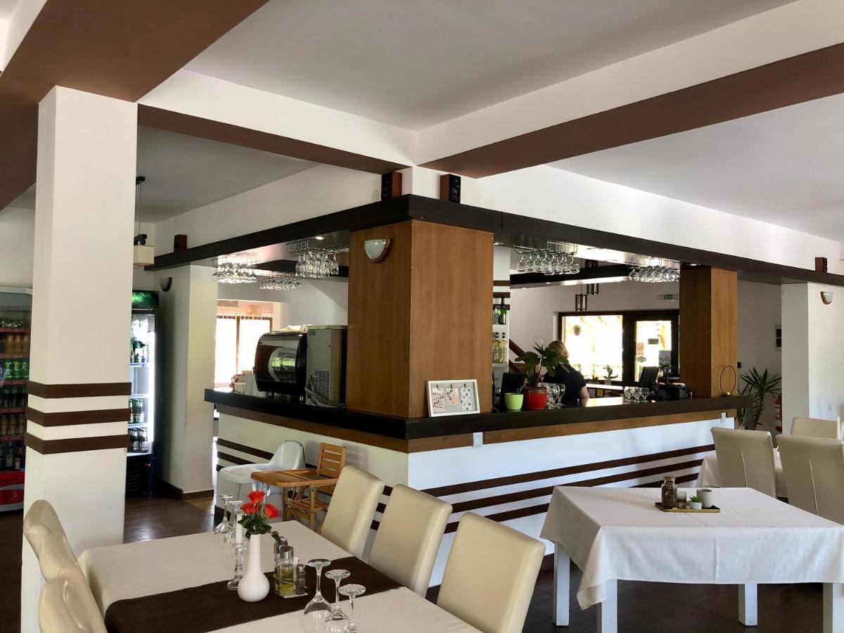 Aranykakas étterem és panzió Acomodação com café da manhã Sîndominic Exterior foto