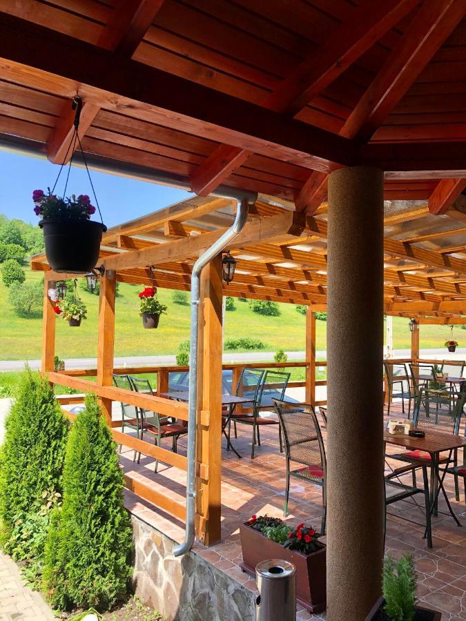 Aranykakas étterem és panzió Acomodação com café da manhã Sîndominic Exterior foto